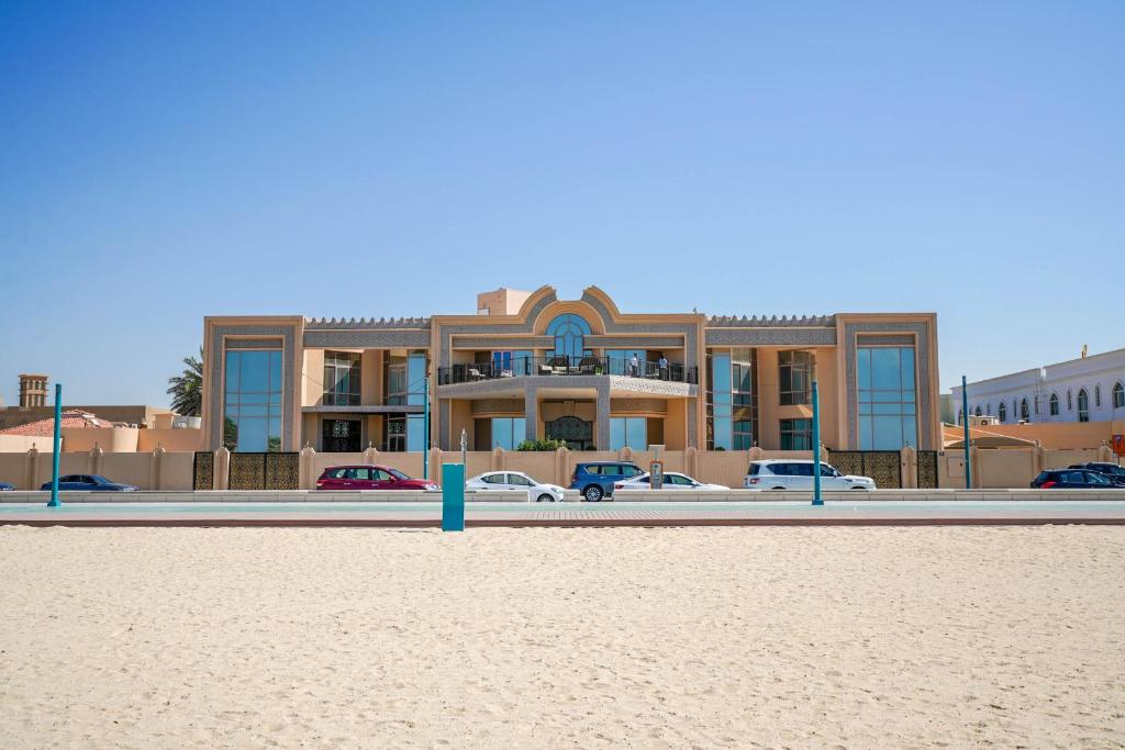 هتل هومتون آپارتمانز - کیت پالاس - لاویش 7 بیدرومز ویلا آن کیت بیچ - Hometown Apartments - Kite Palace - Lavish 7 Bedrooms villa on Kite Beach