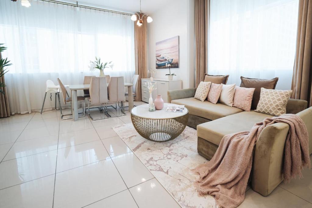هتل چارمین وارم سوئیت ویت آمیزینگ ویوز آف د سیتی - Charming Warm Suite With Amazing Views Of The City