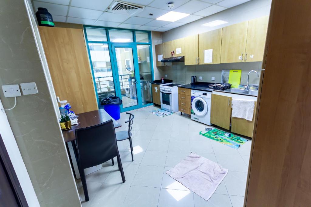 هتل اسمال بادجت رومز فور گيرلز اونلی این دبی، مارینا - Small Budget Rooms for 'girls' only in Dubai, Marina