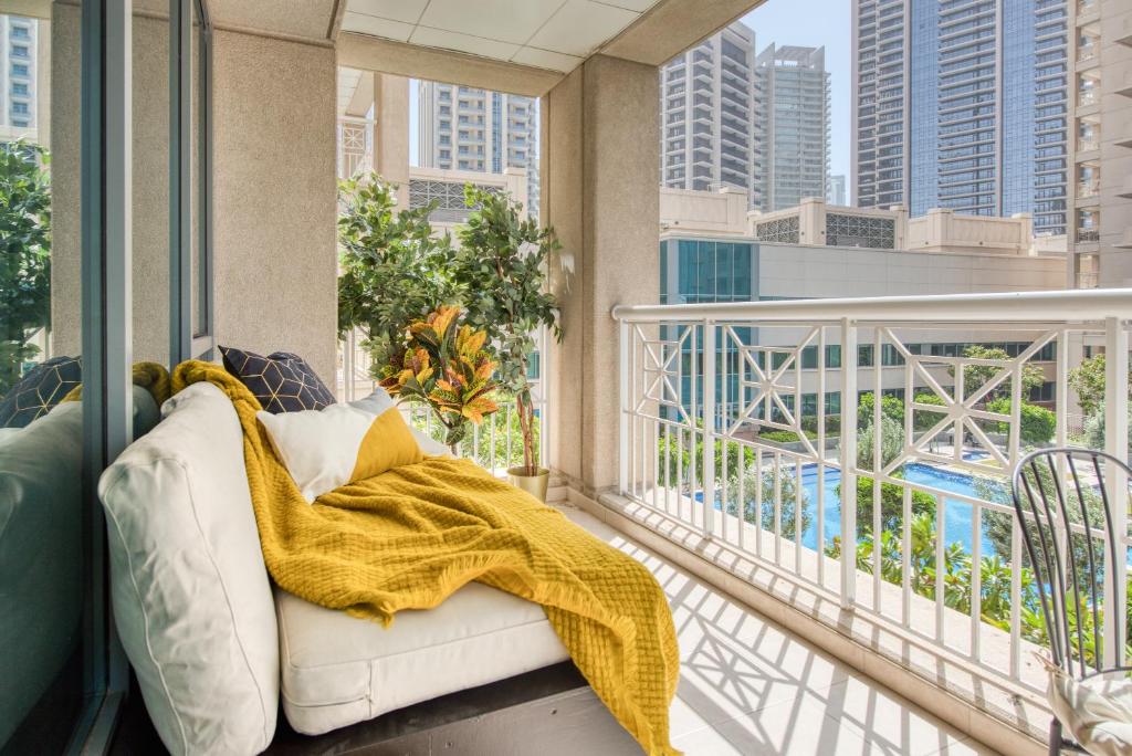 هتل میزون پریوه - رادیانت اوربن ریتریت وید آیکونیک برج خلیفه ویوز - Maison Privee - Radiant Urban Retreat with Iconic Burj Khalifa Vws