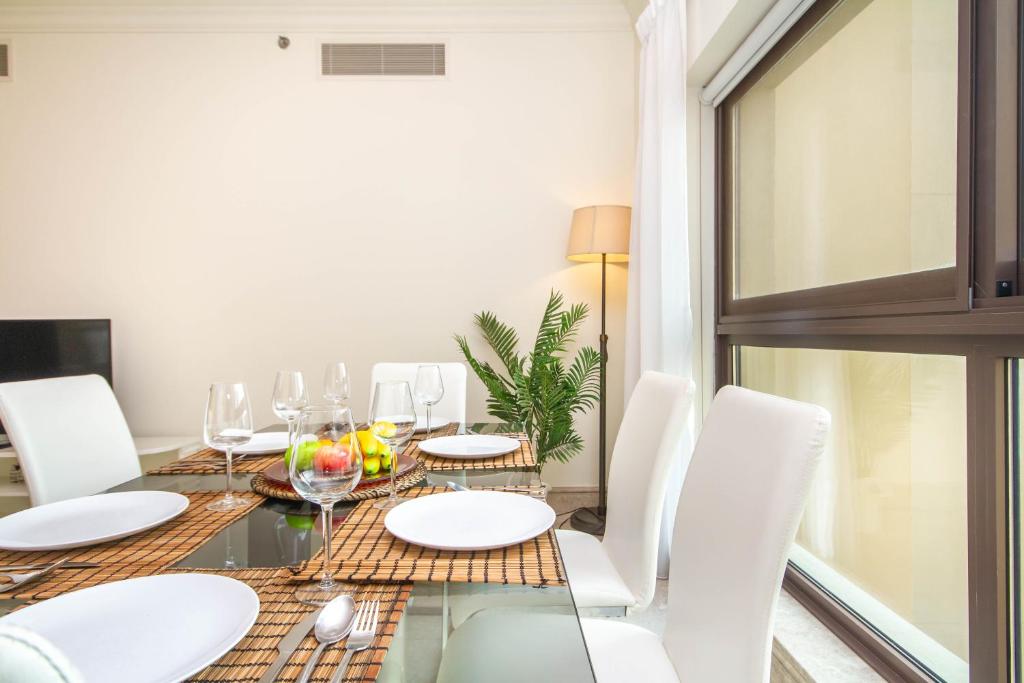 Bespoke Holiday Homes - Palm Jumeirah- 2 Bedroom with Gym, Beach & Pool Access, South Residence