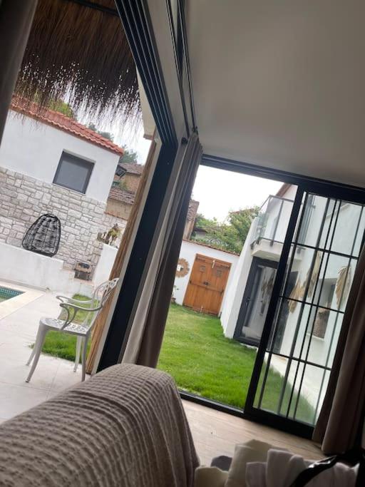 هتل اوزل هاوازلو کیرالیق تاش ویلا Özel Havuzlu Kiralık Taş Villa