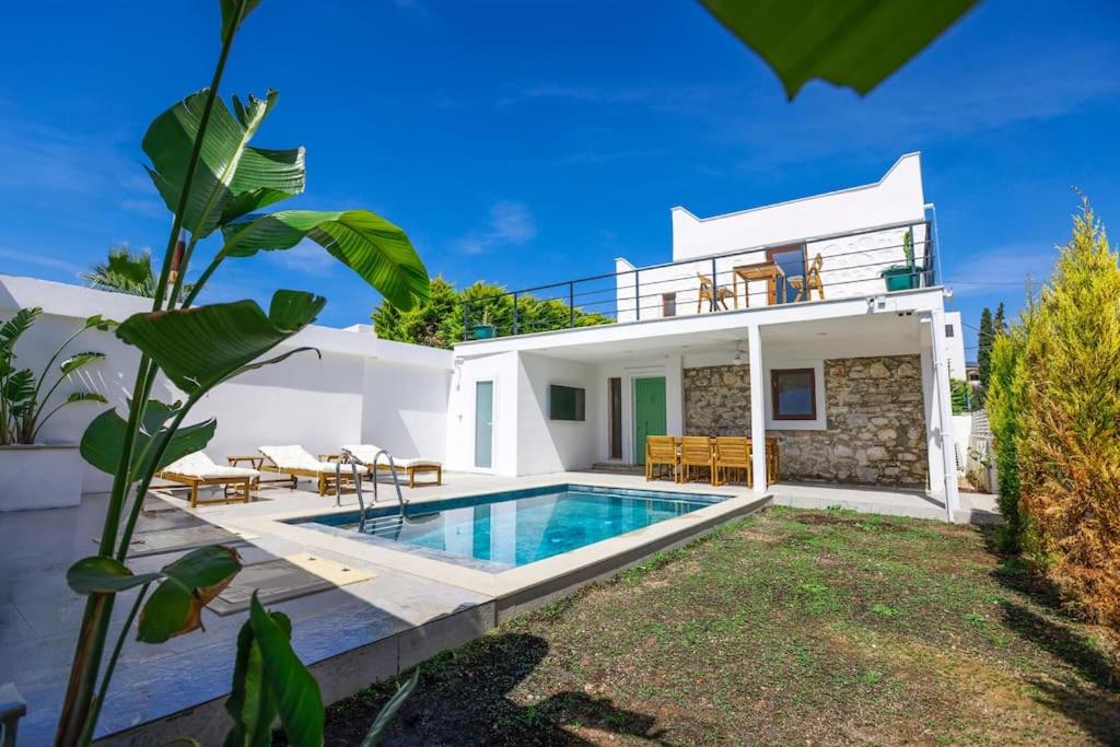 هتل تردیشنال سایدساید استون ویلا ویت پرایوت پول Traditional Seaside Stone Villa with Private Pool