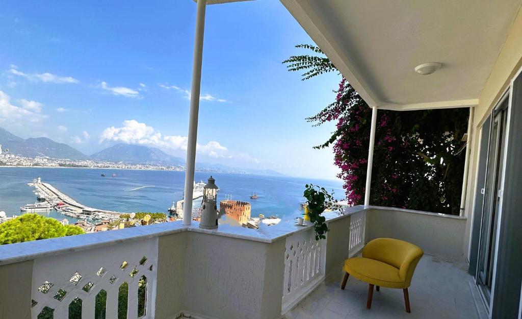 هتل سیویو کسل هاوس SEAVIEW CASTLE HOUSE