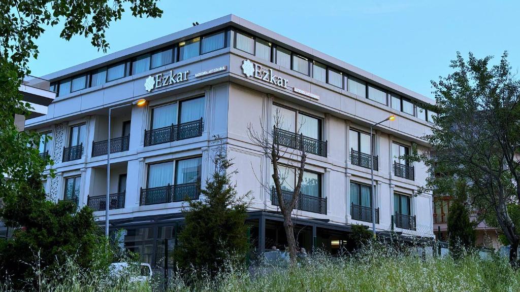 Ezkar Bathonea Art Istanbul