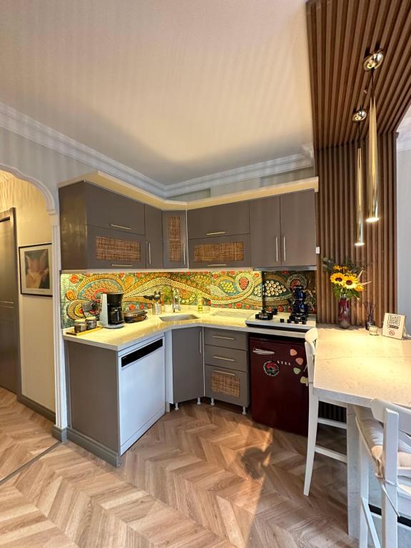 هتل آنتالیا NO:6 لاکچری کامفرت آرت هاوس Antalya NO:6 Luxury Comfort Art House