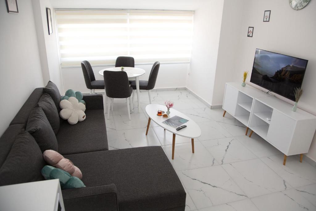 هتل آرت لایف آپارتمان فلورا در اسپالن نییت اوکنا Art life apartment Flora в спальне нет окна