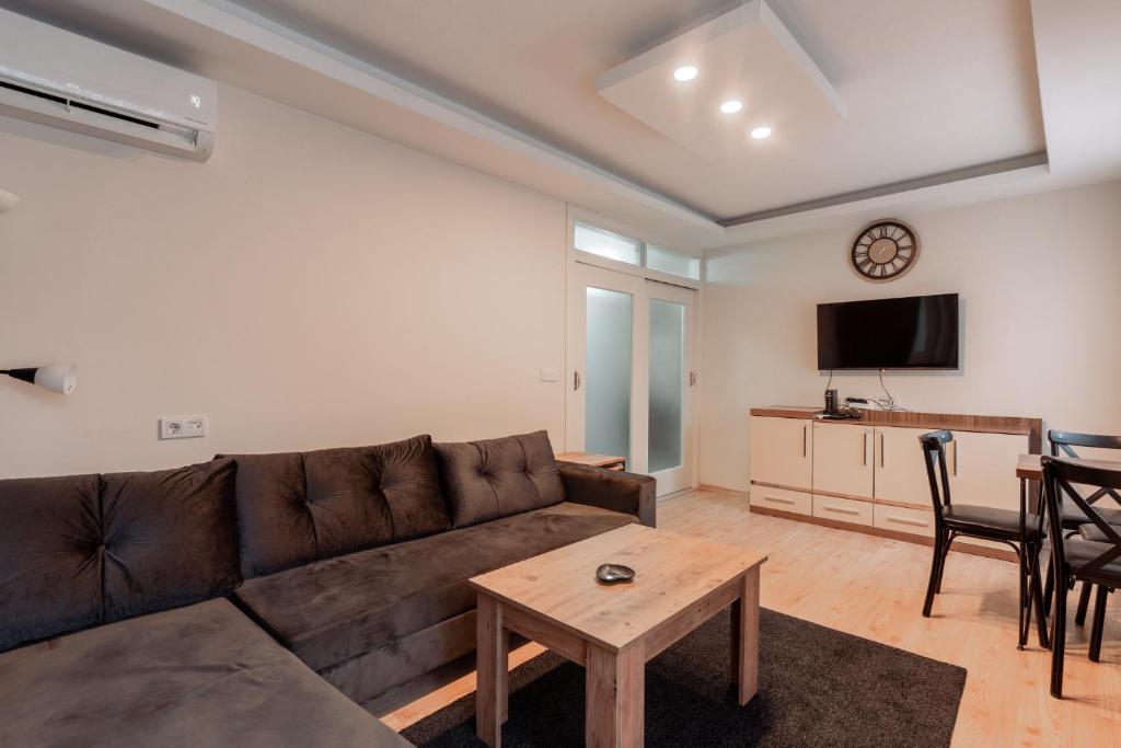 هتل سنترال فلت نیئر هادریانس گیت ان مرمرلی بیچ - Central Flat Near Hadrians Gate n Mermerli Beach