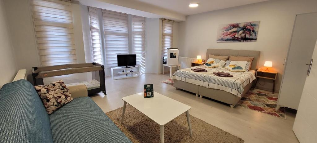 هتل رومز این د هارت آف سیسلی - 1 میِن تو مترو - شِرد بَث‌روُم اند کیچن Rooms in the heart of Sisli - 1 min to metro - Shared bathroom and kitchen