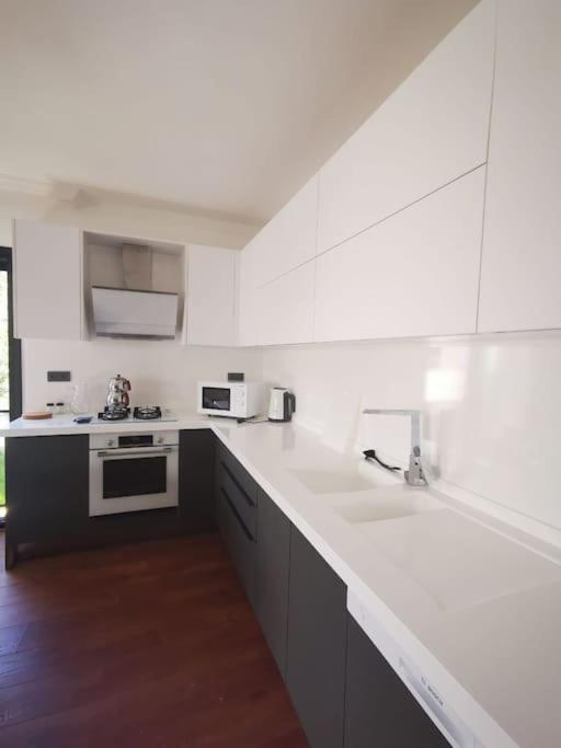 هتل برند نیو 2 bedroom گاردن فلور فلت ویت پول A1 Brand New 2 Bedroom Garden Floor Flat with Pool A1
