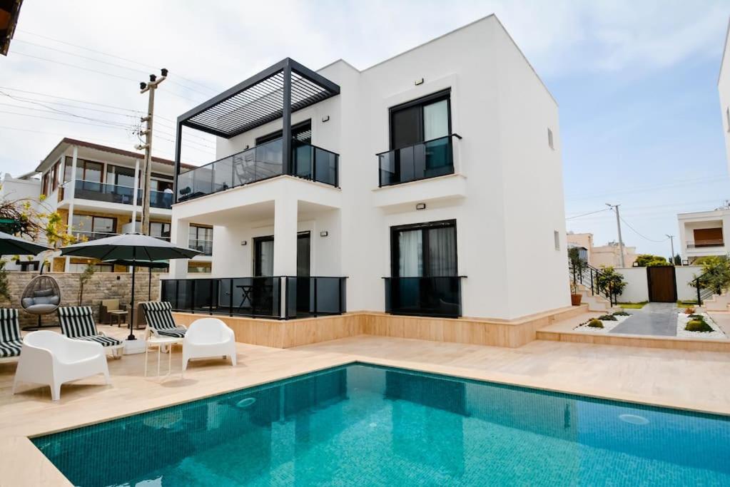 هتل برند نو 2 بدم روم تاپ فلور فت ویت پول ای 2 Brand New 2 Bedroom Top Floor Flat with Pool A2