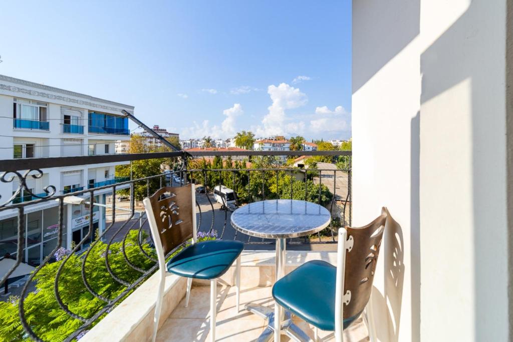 هتل سنترال فلت و بالکنی 10 مین تو هادرین گیتس Central Flat w Balcony 10 min to Hadrian Gates