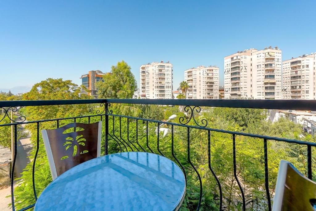 هتل کامفی فلت ویت بالکونی 10 می تو هادریان گیتس Comfy Flat with Balcony 10 min to Hadrian Gates