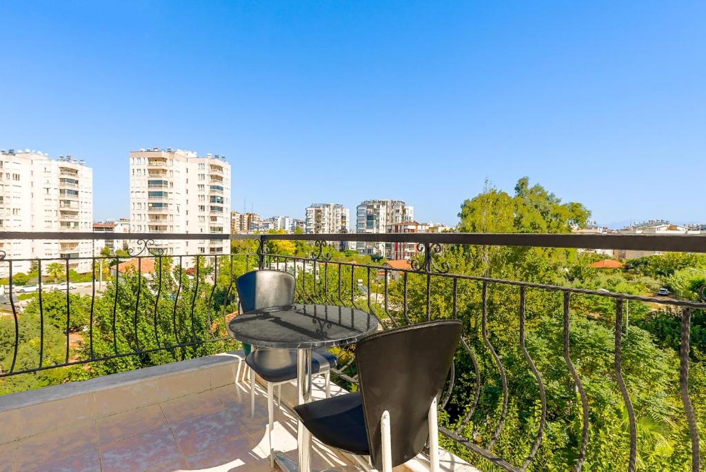 هتل کوزی فلت ویت بالکنی 10 مین تو هادرین گیتس Cozy Flat with Balcony 10 min to Hadrian Gates