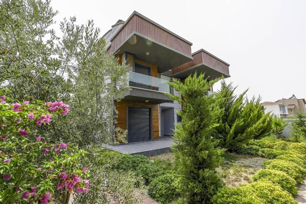 هتل فلت و شَیرد پُول اند بالکونی 8 مین تو بیچ Flat w Shared Pool and Balcony 8 min to Beach