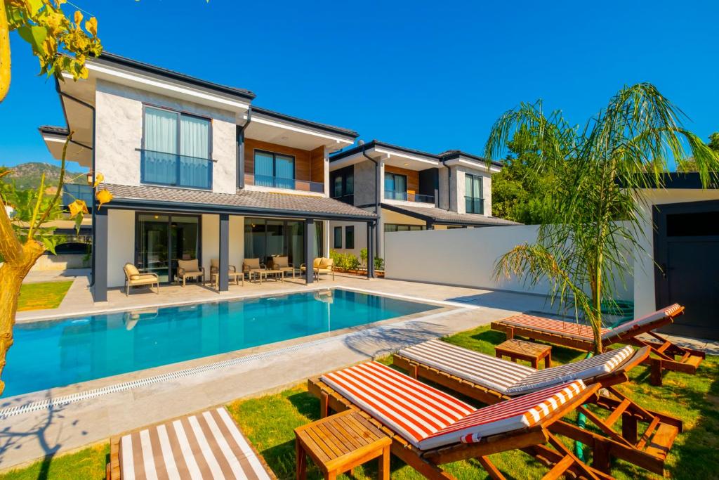 هتل ویرّا ویلاس پریمیوم Vira Villas Premium
