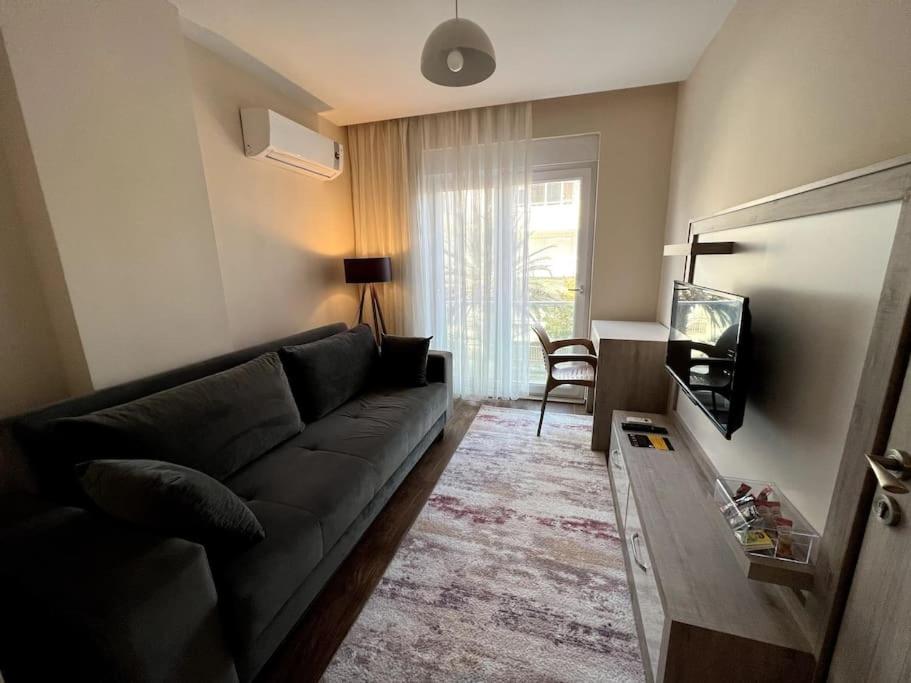 هتل اسپیسیوس فلت کلوز تو ایراستا'8' - Spacious flat close to Erasta'8'