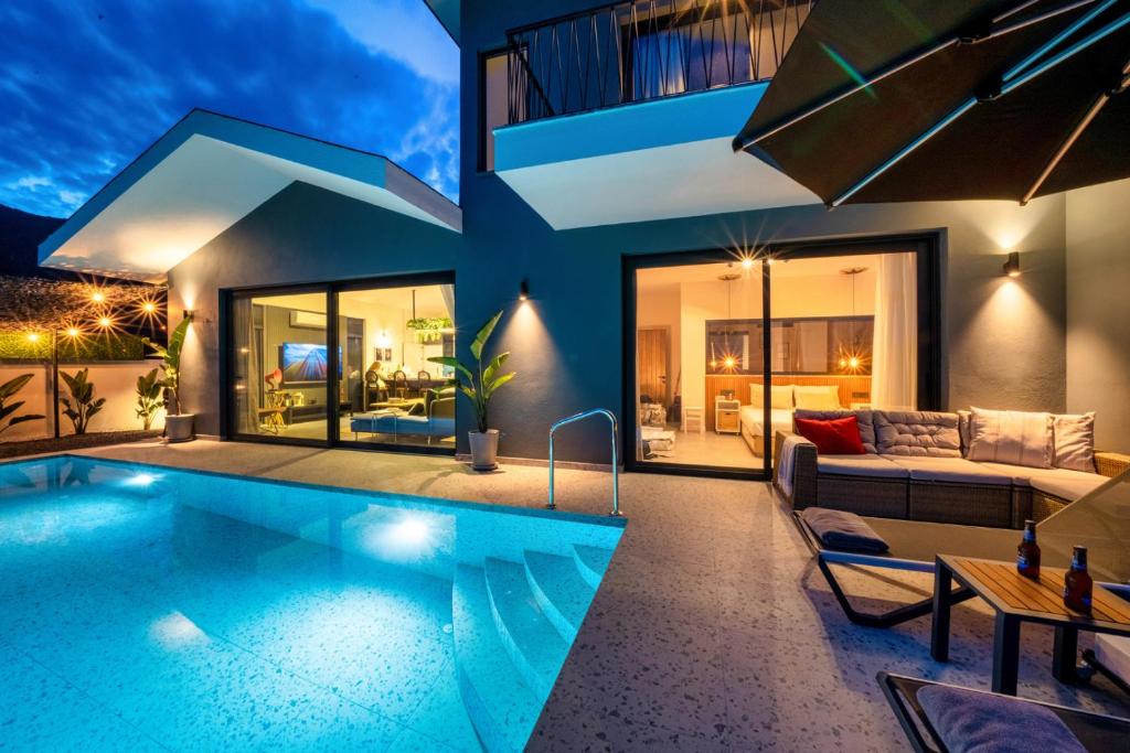 هتل ویلا اُکسی پرایوت پولز اند سی ویو اند هییتد ایندور پول Villa Oxy Private Pools & Seaview & Heated Indoor Pool