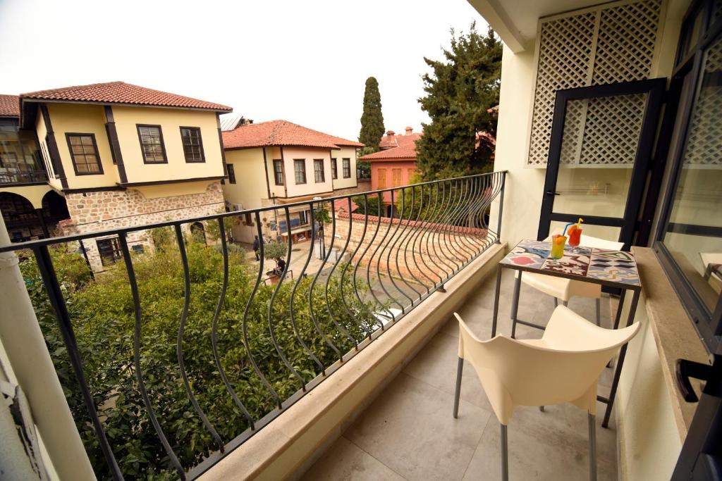 هتل رمارکبل فلت ویت بالکونی نیر هادریانس گیت Remarkable Flat with Balcony near Hadrian's Gate