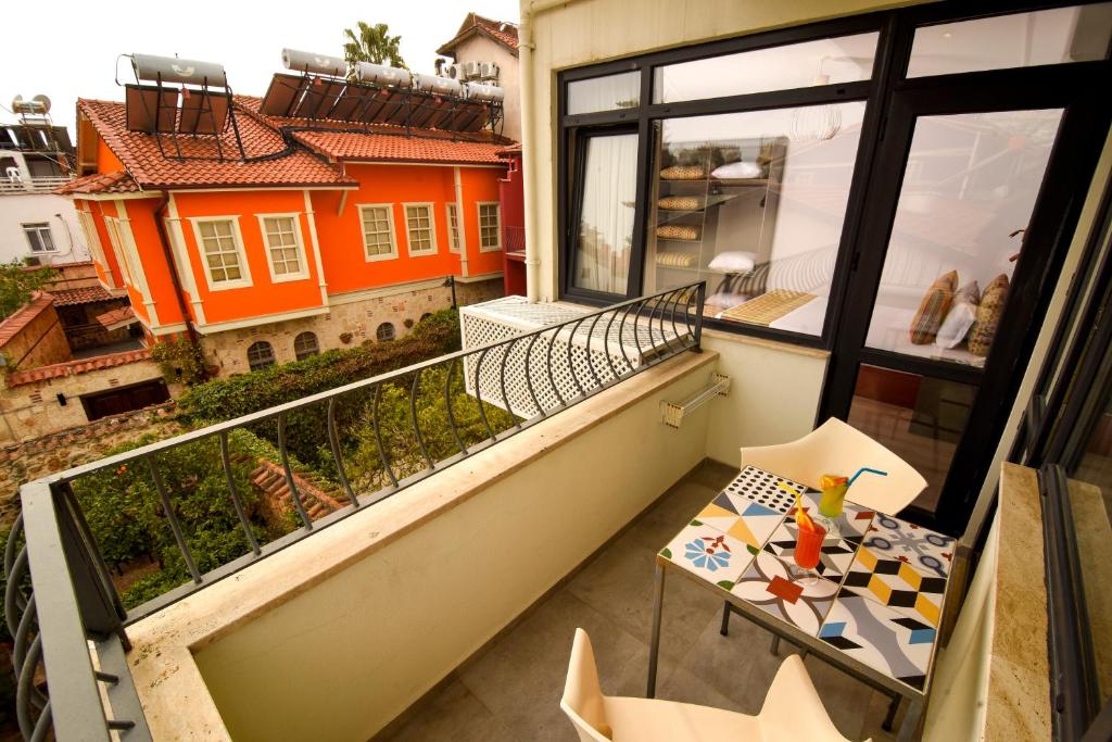 هتل کوزی فلت وید بالکنی نیر هادریانز گیت - Cozy Flat with Balcony near Hadrian's Gate