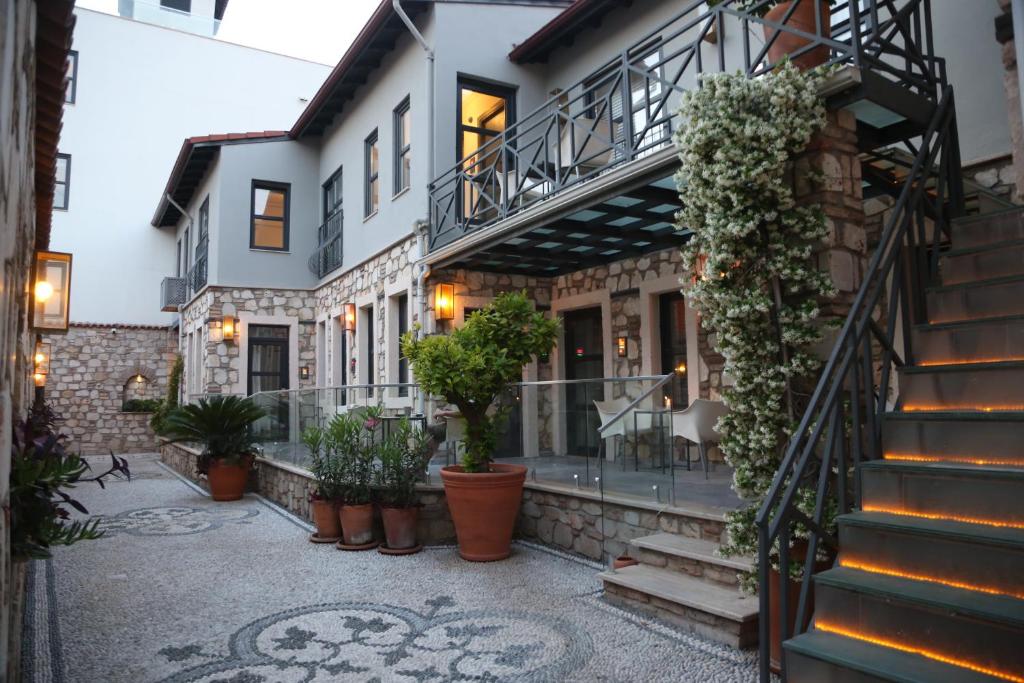 هتل شیک گاردن فلت ویش پتیو نیرد هادریانس گیت Chic Garden Flat with Patio near Hadrian's Gate