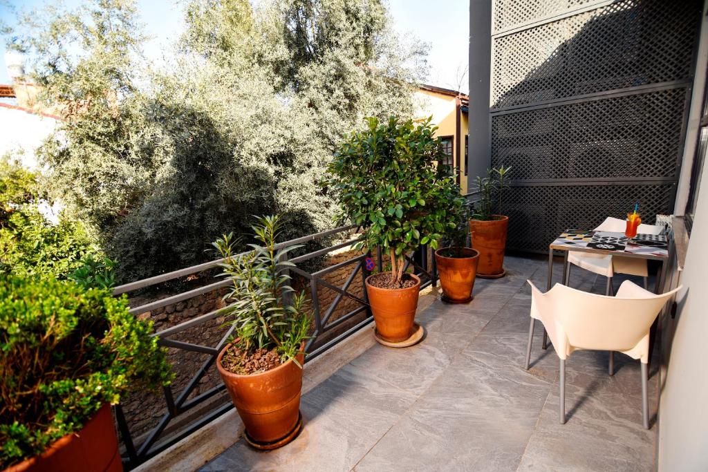 هتل پیسفول فلت ویت بالکونی نییر هدرینز گیت - Peaceful Flat with Balcony near Hadrian's Gate