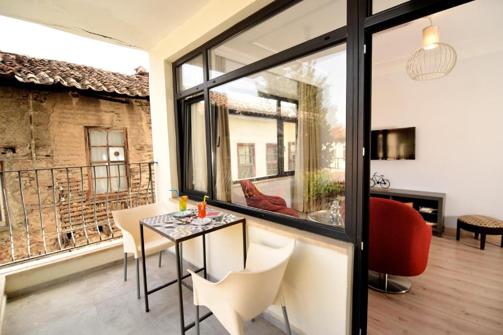 هتل یونیک فلت ویت بالکنی نیر هیدرینز گیت Unique Flat with Balcony near Hadrian's Gate