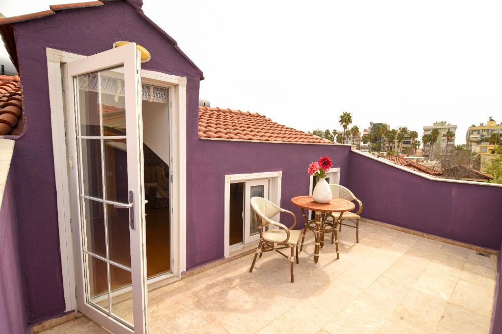 هتل اسپیسیوس پنت هاوس ویت تراس نییر هدریانز گیت - Spacious Penthouse with Terrace near Hadrian's Gate