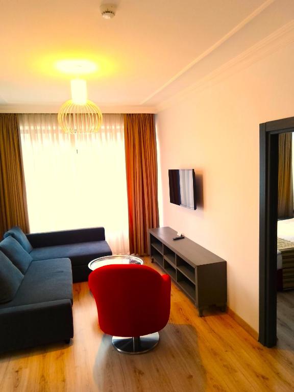 هتل برایت فلت ویت بالکونی نیر هیدرینز گیت - Bright Flat with Balcony near Hadrian's Gate