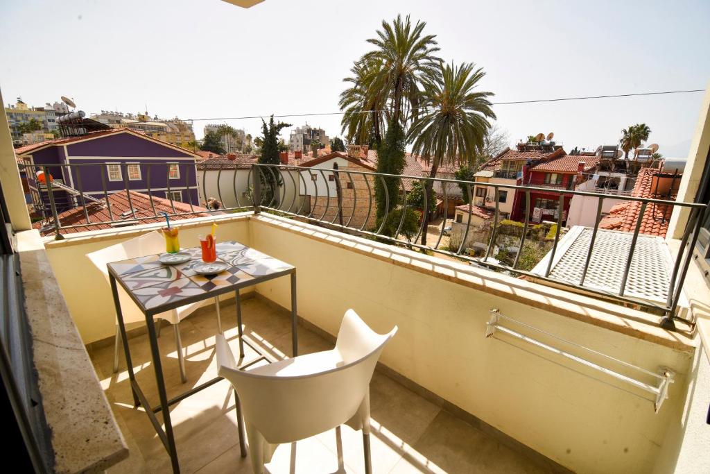 هتل سوپر بِلَت ویت بالکونی نِیر هَدرین's گِیت - Superb Flat with Balcony near Hadrian's Gate