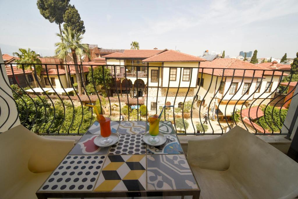 هتل لاولی فلت وید بالکونی نزدیک هادرینز گیت Lovely Flat with Balcony near Hadrian's Gate