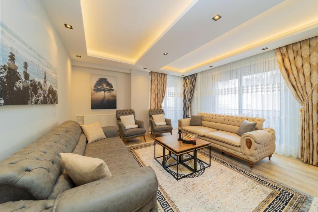 هتل کامفی فلت ویت بالکنی کلاوز تو کونیاالتی بیچ Comfy Flat with Balcony Close to Konyaalti Beach