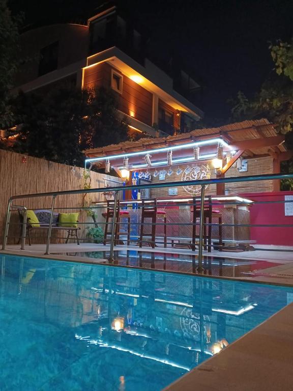 بیاز ملک آپارت هتل Beyaz Melek Apart Hotel
