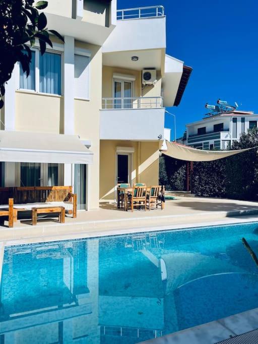 هتل اکسلنت 3 استوری ویلا ویت آ سوئیمینگ پول Excellent 3 storey villa with a swimming pool