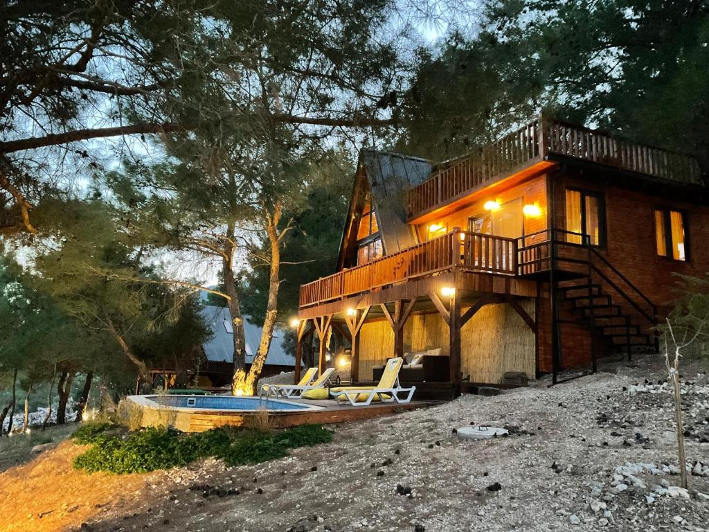 هتل پانورلا وودن هاوس هاوز و سونا کمرزی - Panurla Wooden House havuz & sauna kırmızı