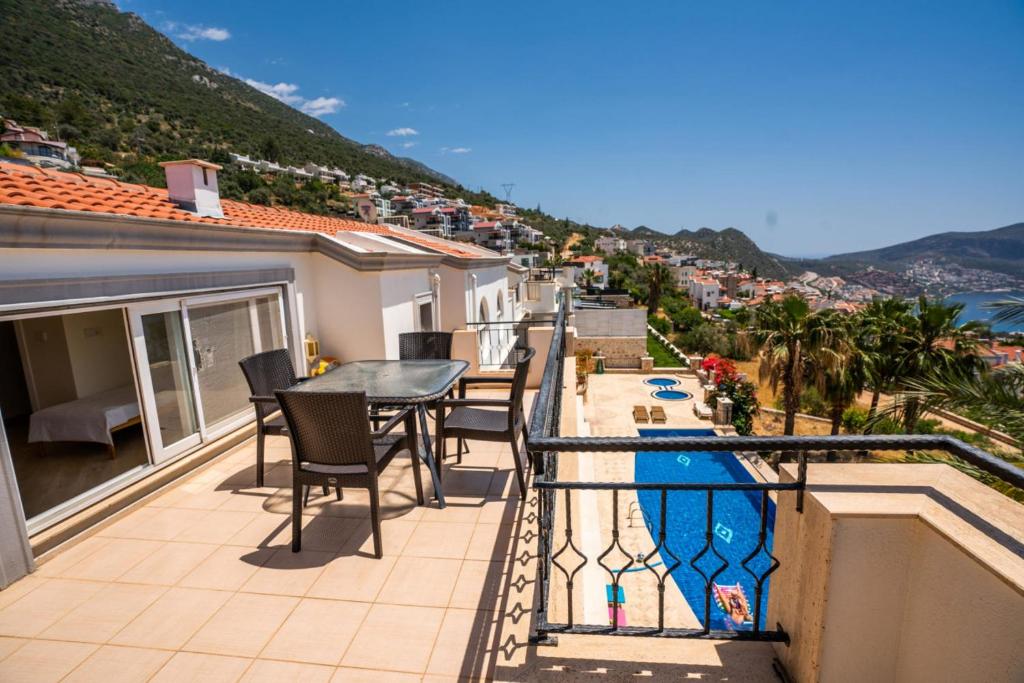 Lovely Flat near Beach with Shared Pool in Kalkan