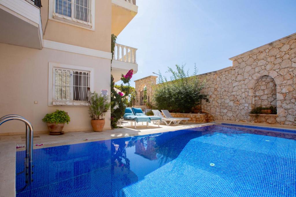 هتل اینویگوریتینگ ویلا ویت شرد پول این کاس Invigorating Villa with Shared Pool in Kas