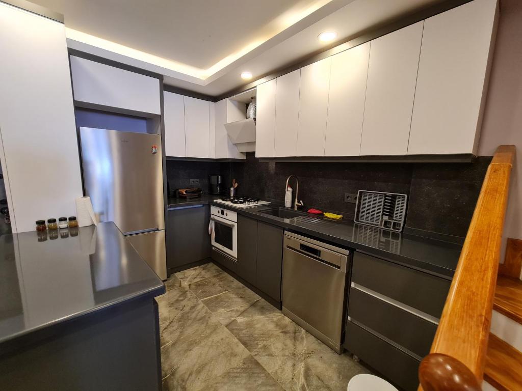 هتل اوزل هاووُز و دنیز مانزَرالِ یِنی ویلا Özel havuz ve deniz manzaralı yeni villa