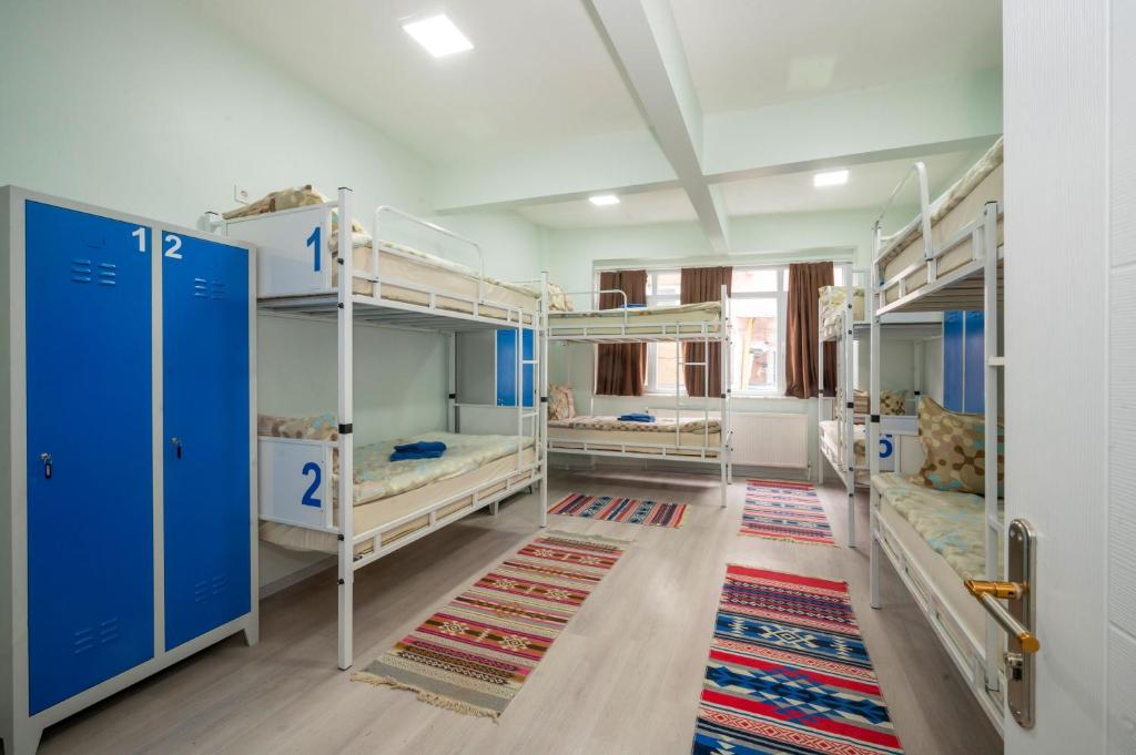 هتل کالیلا هاستل و کافه لیدییز روم XALİLA HOSTEL & CAFE LADİES ROOM