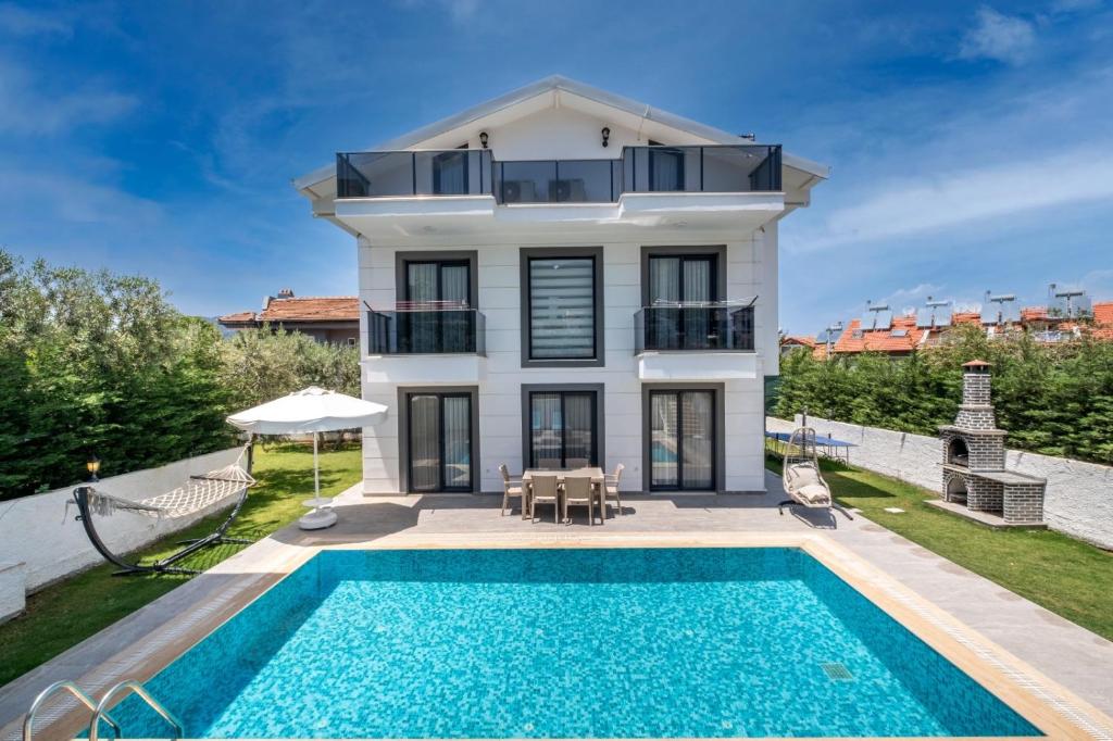 Modern newly built 4 bedroom villa with pool and garden in Central Hisaronu