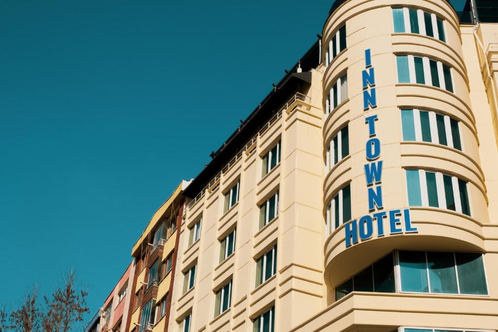این تاون هتل INN TOWN HOTEL
