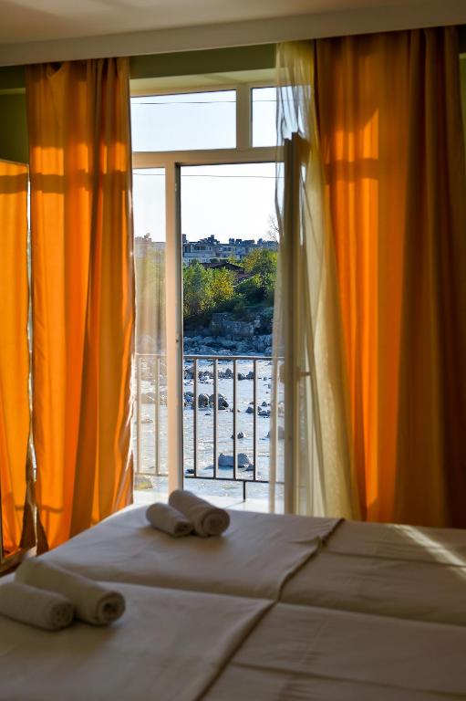 هتل فور سیزنز ریورساید Four Seasons Riverside