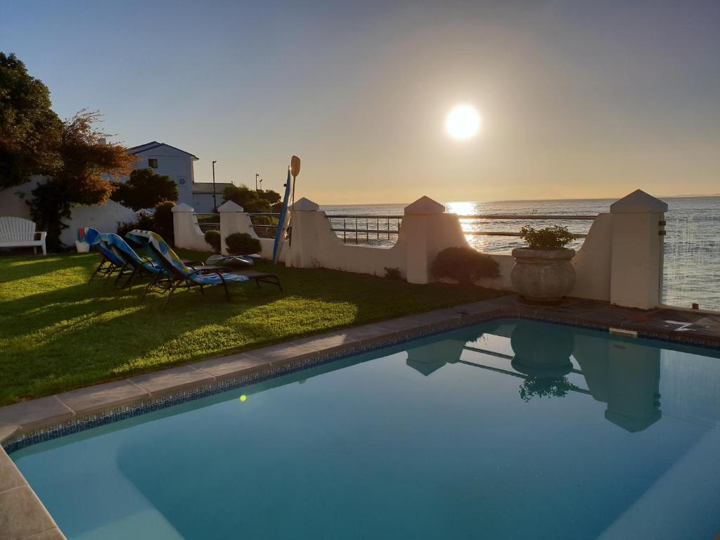 هتل وست بنک پرایوت بیچ ویلا، 4 بد رومز، پرایوت پول، آن د بیچ! Westbank Private Beach Villa, 4 Bedrooms, Private pool, on the Beach!