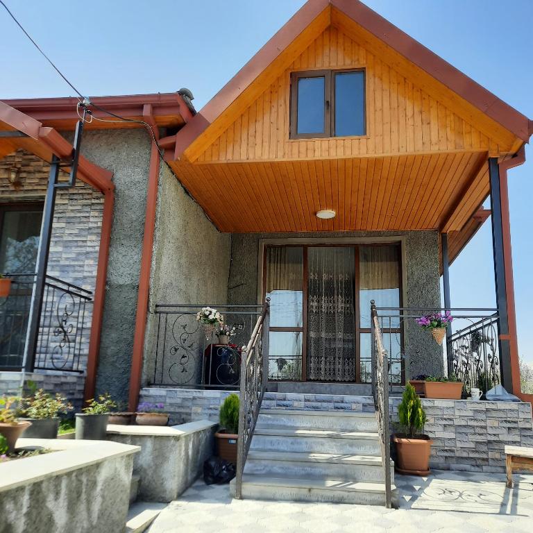 فمیلی هتل چیناندالی Family Hotel Tsinandali