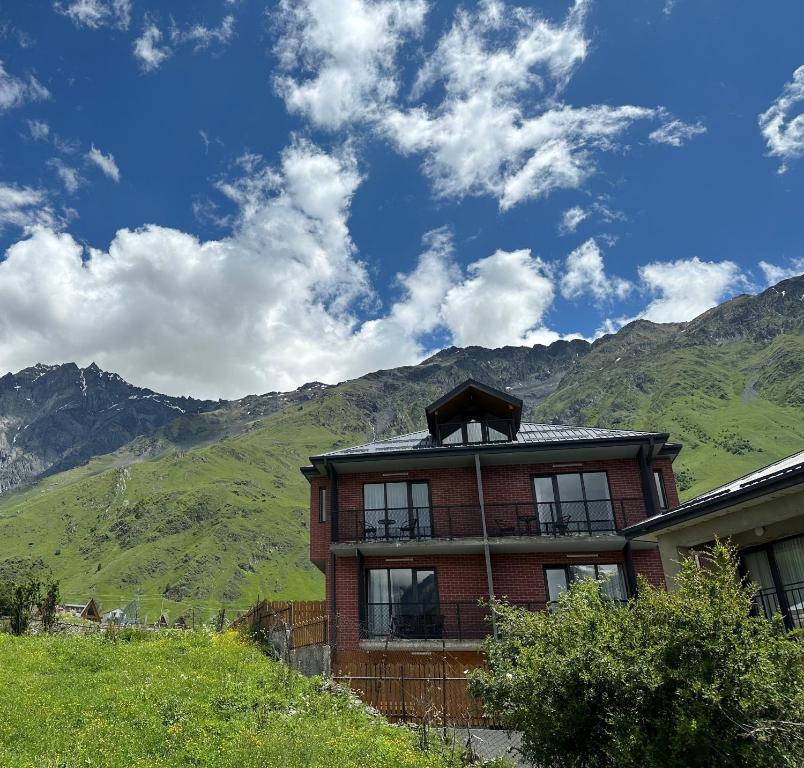هتل کازبگی ویو دِوداراکی آپارتمان Kazbegi View Devdaraki Apartment