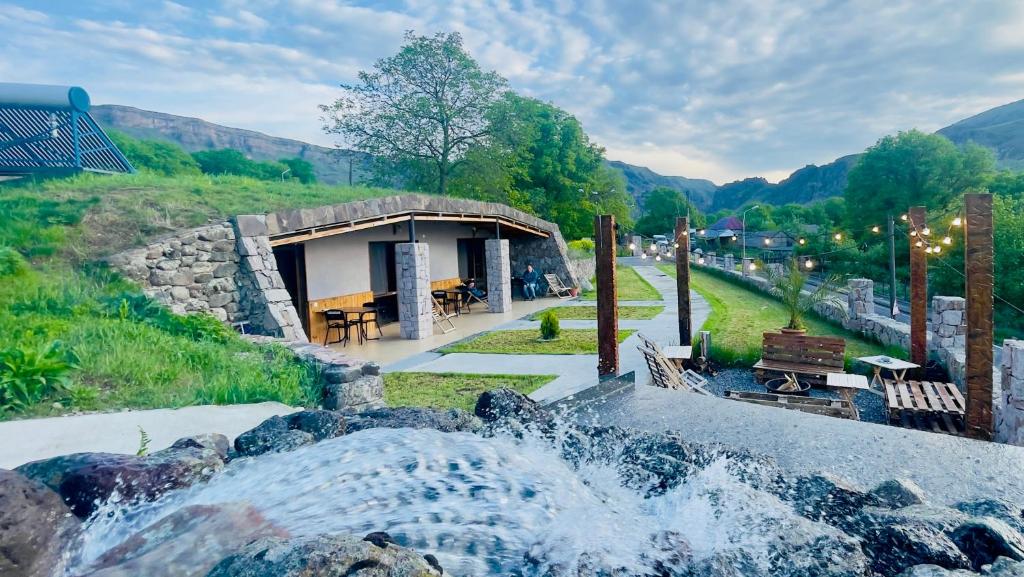 هتل هابیتون نیر وردزیا کیوز Hotel Hobbiton near Vardzia Caves