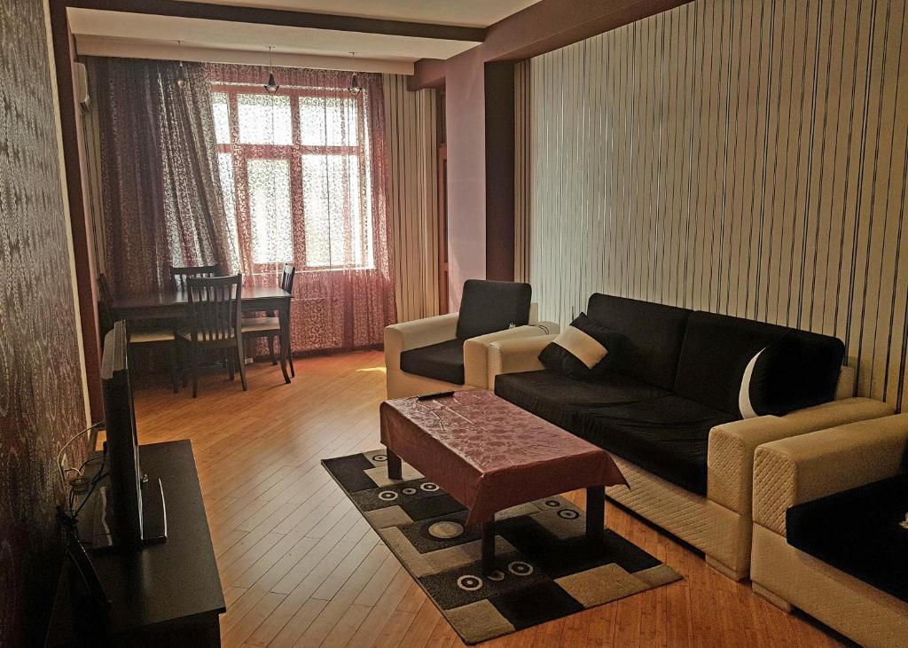 هتل آپارتمان آن میرقاسموف است.۲۹ Apartment on MirQasimov st.29