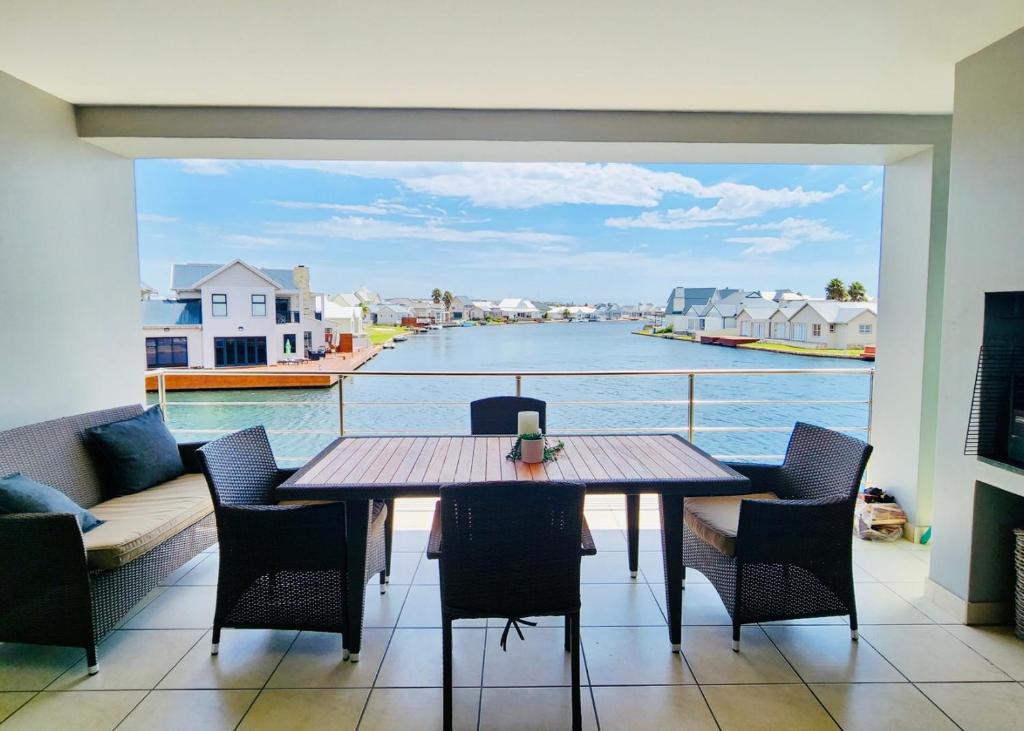هتل مدرن 2 بدروم آپارتمنت وید استانیگ کنال ویوز Modern 2 Bedroom Apartment with Stunning Canal Views