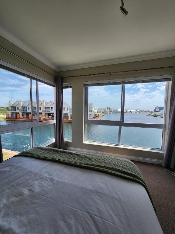 Modern 2 Bedroom Apartment with Stunning Canal Views