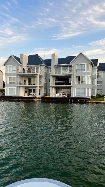 Modern 2 Bedroom Apartment with Stunning Canal Views